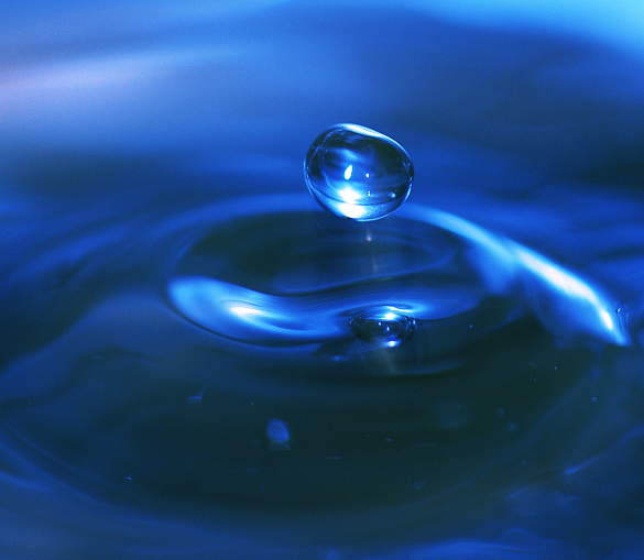 Fallender Wassertropfen, der Bewegung erzeugt