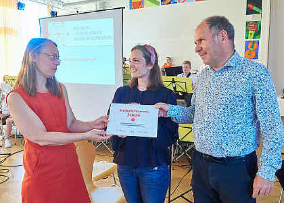 Senatorin Aulepp überreicht der Grundschule Baumschulenweg ein Zertifikat