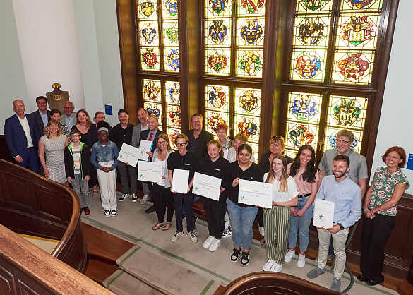 Gruppenfoto Verleihung Berufswsahl-SIEGEL 2022 im Treppenhaus des Schütting