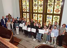 Gruppenfoto Verleihung Berufswsahl-SIEGEL 2022 im Treppenhaus des Schütting