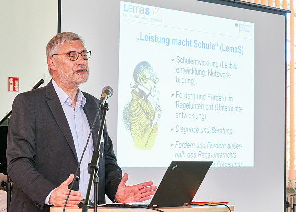 Prof. Perletz, Rostock, erklärt die Qualitätsbedingungen