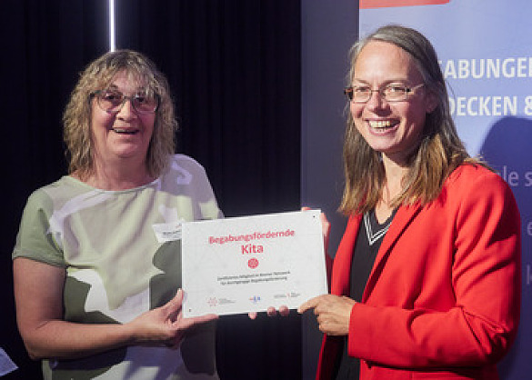 Senatorin Aulepp überreicht Kita-Leiterin Gabriele Winter das Siegel als begabungsfördernde Kita 