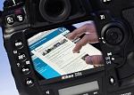 Fotokamera, die im Display das Foto eines Tablets mit der LIS Homepage zeigt