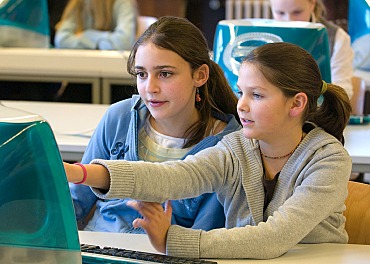 Zwei Schülerinnen hinter einem Computer