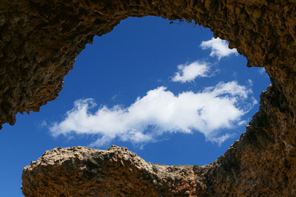 Himmel, durch ein Fenster im Fels betrachtet