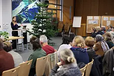 Staatsrätin Müller-Wilckens hält Grußworte vor dem Plenum.