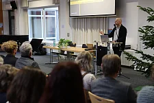 Nurdin Thielemann hält Impulsvortrag im Plenum.