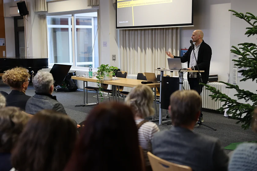 Nurdin Thielemann hält Impulsvortrag im Plenum.