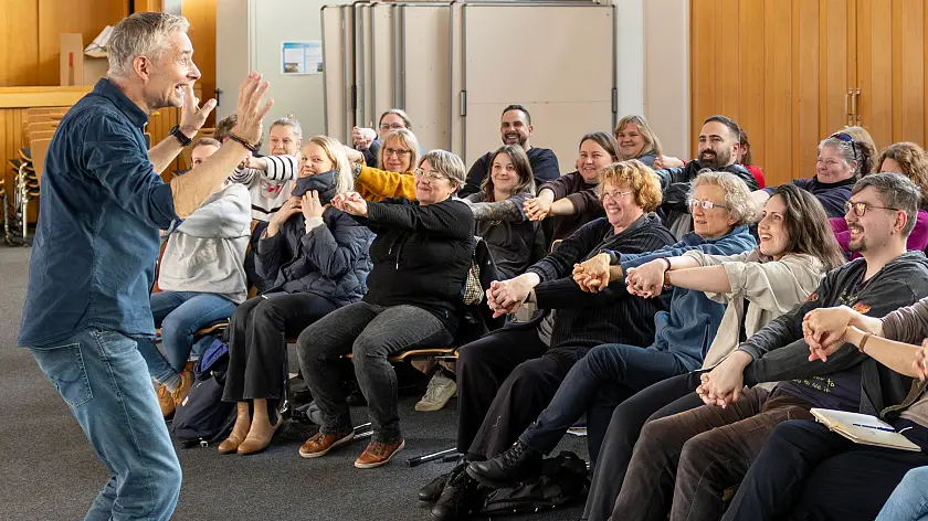 Felix Gaudo macht mit den Gästen eine Übung