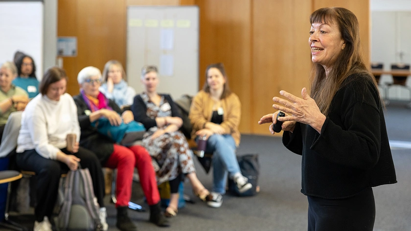 Prof. Ulrike Becker informiert Teilnehmende