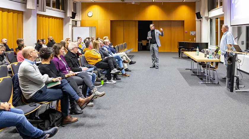 LIS-Direktor Stephan Rademacher begrüßt Teilnehmende