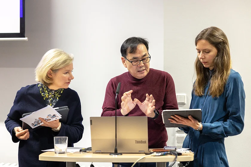 Professor Doktor Chun-Shik Kim mit den beiden Moderatorinnen 