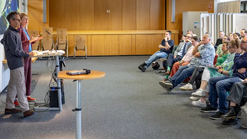 Britta Düsterhoff und Eckhardt Kreye halten einen Vortrag über KI und beantworten Fragen