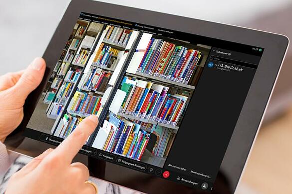 Bücherregale auf Tablet abgebildet, Finger wischt über das Display