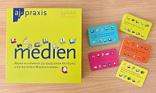 Spielkarton der Wenn-Ich-Karten und fünf ausgepackt Kartenstapel