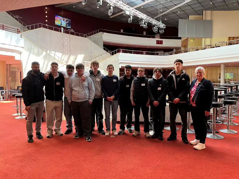 Gruppenfoto Lehrer:innen und Schüler der Schülerfirma DIE ERLEDIGER