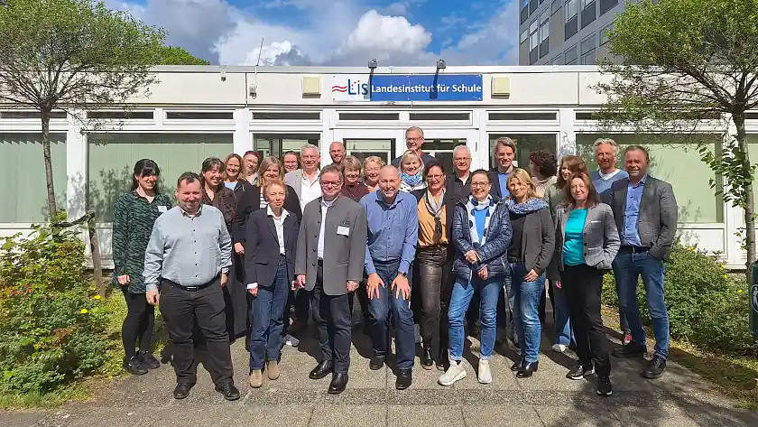 Gruppenfoto aller Teilnehmenden vor dem Eingang des LIS