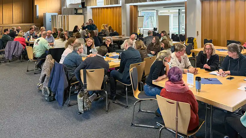 Teilnehmende beim Kamingespräch zum Thema Selbstregulationskompetenzen stärken diskutieren in Kleingruppen