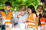 Angela Merkel mit kleinen Forscher:innen
