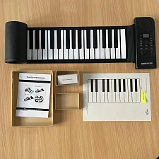 halb ausgerolltes Roll-Up-Klavier und Anleitung