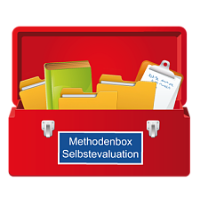 Werkzeugkiste gefüllt mit Mappen, einem Buch und einem Klemmbrett mit der Aufschrift "Methodenbox Selbstevaluation"