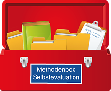Werkzeugkasten mit Mappen, einem Buch und einem Klemmbrett mit der Aufschrift "Methodenbox Selbstevaluation"