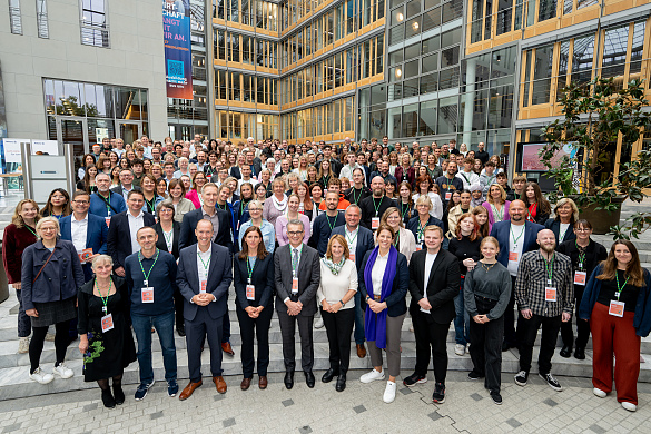 Gruppenfoto aller Botschafterschulen am bundesweiten Netzwerktag Berufswahl-SIEGEL in Berlin