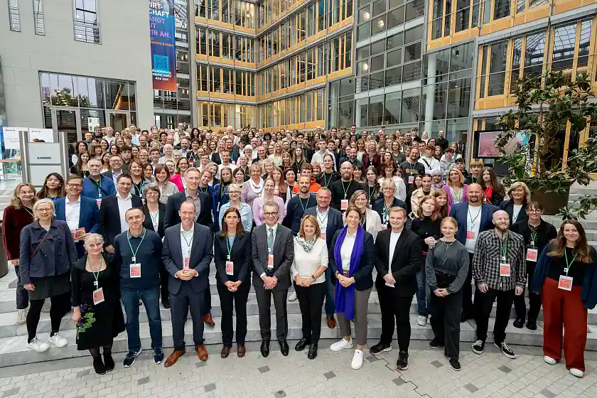 Gruppenfoto aller Botschafterschulen am bundesweiten Netzwerktag Berufswahl-SIEGEL in Berlin