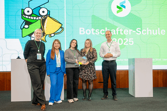 Übergabe der Plakette an die Oberschule In den Sandwehen