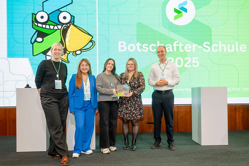 Übergabe der Plakette an die Oberschule In den Sandwehen