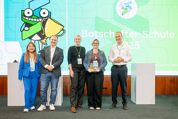 Übergabe der Plakette an der Paula-Modersohn-Schule 