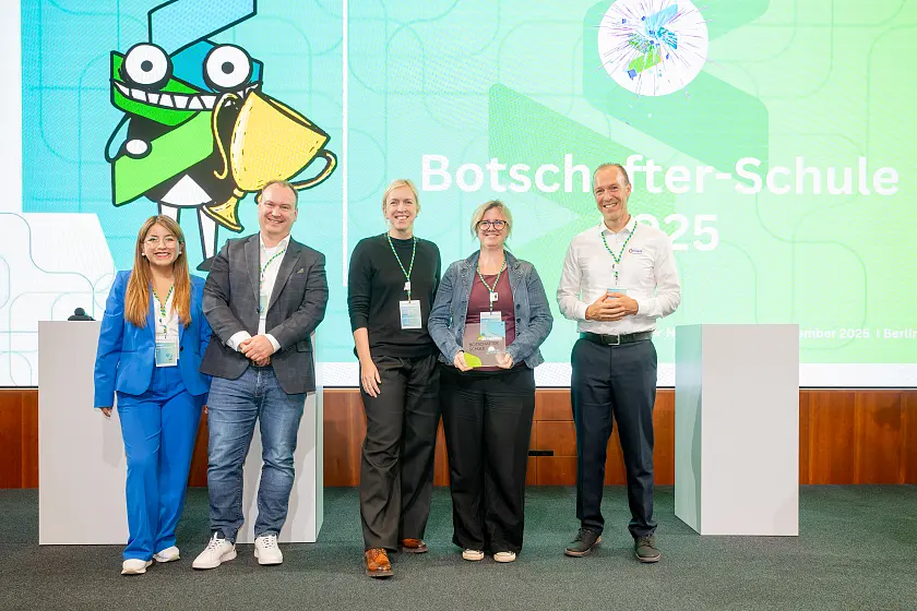 Übergabe der Plakette an der Paula-Modersohn-Schule 