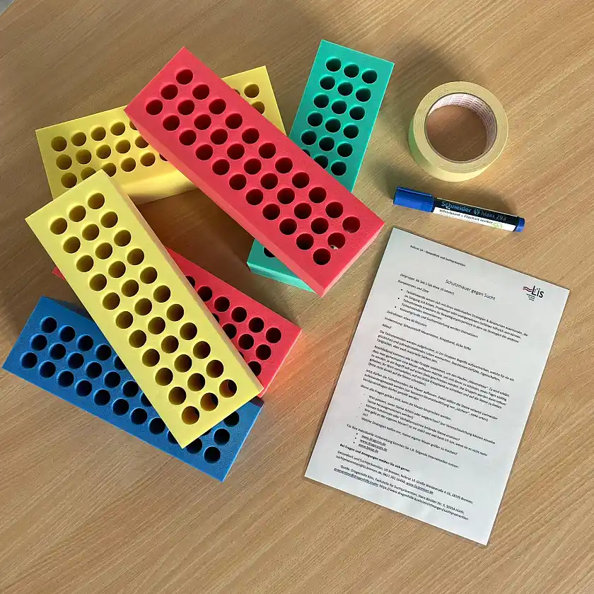 bunte Mauersteine aus Schaumgumme und Arbeitsanleitung