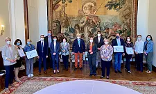 Gruppenfoto Verleihung Berufswahl-SIEGEL 2021 im Schütting vor dem Neptun-Gobelin