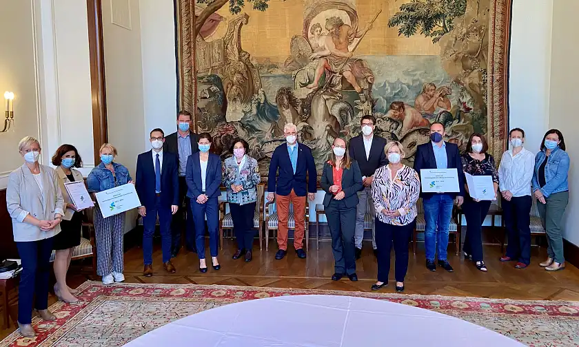 Gruppenfoto Verleihung Berufswahl-SIEGEL 2021 im Schütting vor dem Neptun-Gobelin