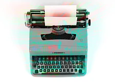 Symbolbild: Eine alte, aber bunte Schreibmaschine