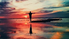 Ein Mensch in bunter Umgebung