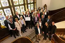 Gruppenfoto Verleihung Berufswahl-SIEGEL 2023 im Treppenhaus des Schütting
