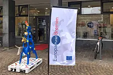 Eingang der Bremer Bürgerschaft mit Aufsteller EuropaPunktBremen