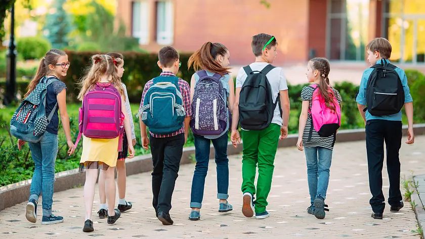 Kinder auf dem Schulweg