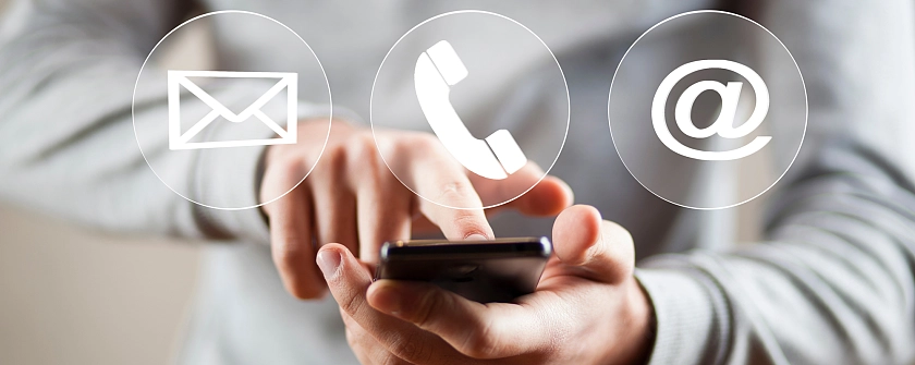 Hand mit Smartphone und Kontaktsymbolen