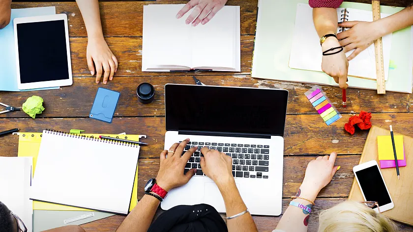 Mehrere Personen arbeiten mit unterschiedlichen Medien