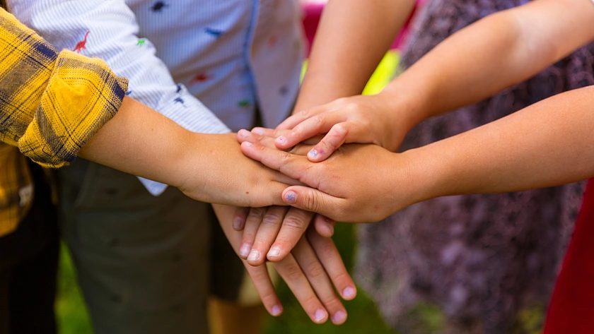 Kinderhände halten zusammen