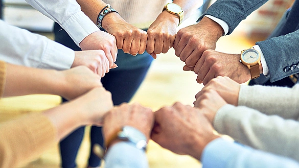 Hände, die zusammen einen Kreis bilden