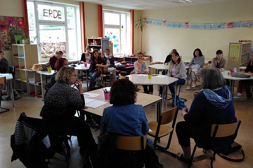 weibliche Lehrkräfte sitzen in einem Grundschul- oder Kindergartenraum