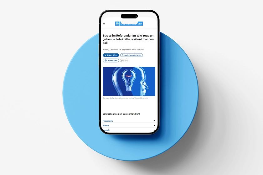 Foto von einem Handy mit Inhalt zum Thema auf blauem Punkt