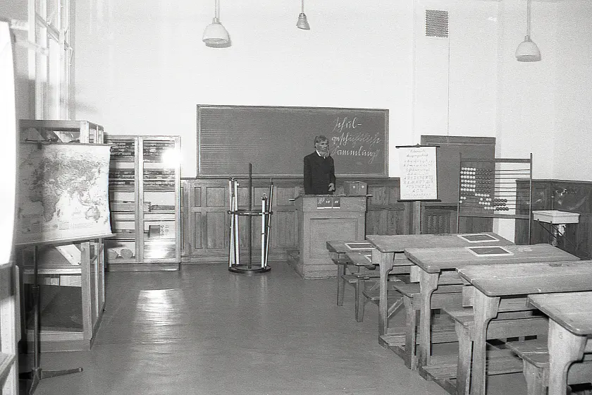 1987: Einrichtung der ersten Dauerausstellung mit historischem Klassenraum
