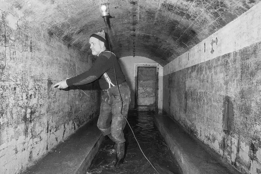 Horst Massmann im wiederentdeckten Bunker 