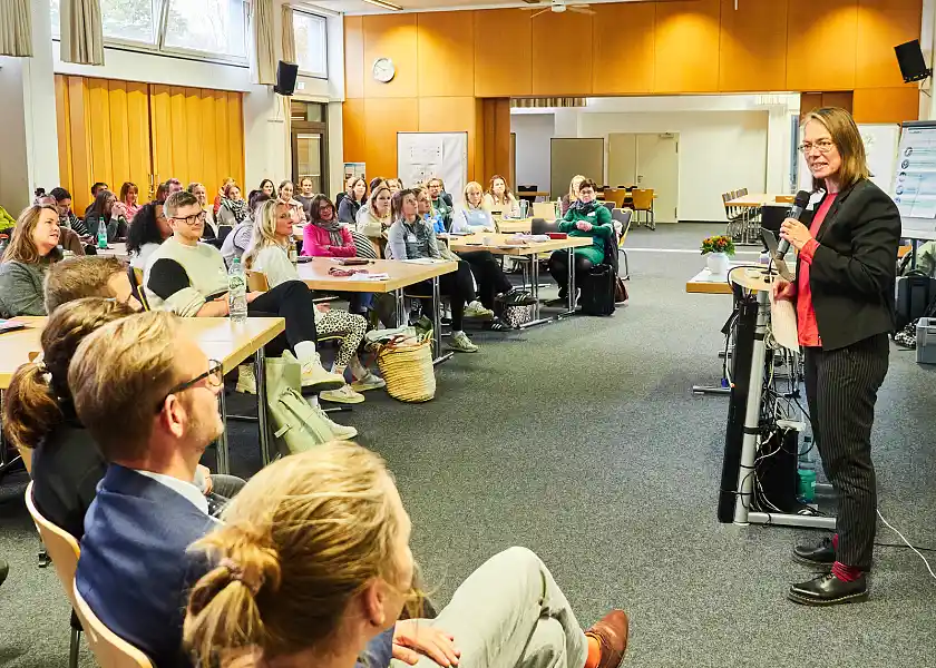 Auftaktveranstaltung: Senatorin begrüßt Teilnehmende