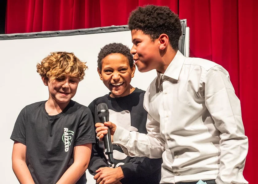 Sch&uuml;ler performen Song